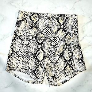 Balance Athletica Ascend Short - Python